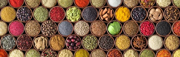 Bardak farklı Çeşnilik. Baharat arka masada