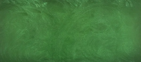 Gröna chalkboard bakgrund. ren yta på tavlan — Stockfoto