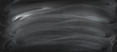 Tebeşir tahtaya, boş kara tahta arka plan ovuşturdu