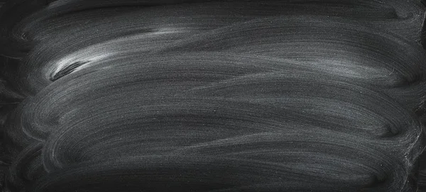 Tebeşir tahtaya, boş kara tahta arka plan ovuşturdu