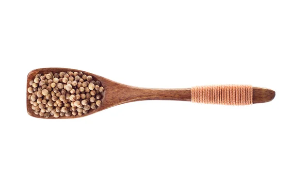 Семена пряностей кориандра в деревянной ложке, изолированные на белом бэкгре — стоковое фото