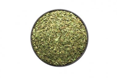 Beyaz arka plan üzerinde izole kil kase kuru nane. Baharat 