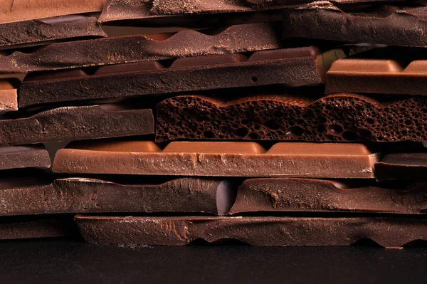 スライスチョコレートバーおいしいデザート背景甘い食べ物 — ストック写真