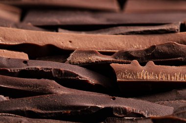 Kırık çikolata yığını, tatlı yemek geçmişi. Tatlı lezzetli.