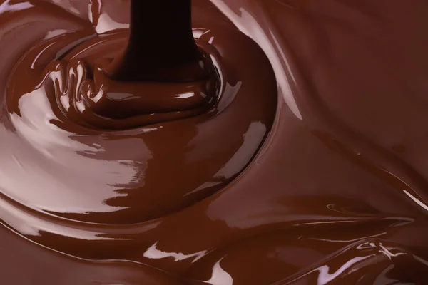 ダークチョコレートの背景を溶かす 液体ココアデザートを注ぐ — ストック写真