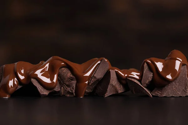 Chocolate Derretido Goteando Pedazos Postre Dulce —  Fotos de Stock