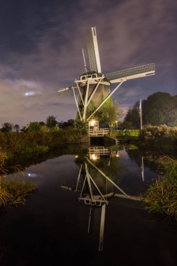 De Riekermolen nehir Amstel Amsterdam kıyısında