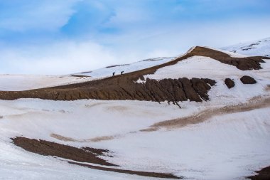 İzlanda'daki Krafla volkan tırmanmak için bir sırt üzerinde iki adam zammı