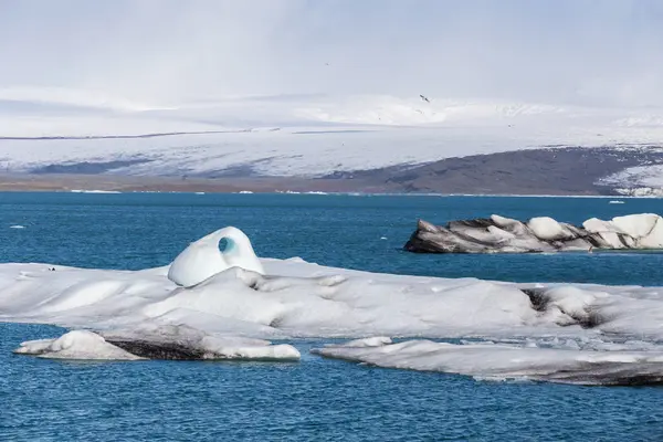 Icebergs flutuantes na lagoa do glaciar Jokulsarlon, Islândia — Fotografia de Stock