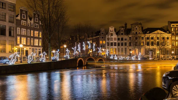 Amsterdam, grudnia 2015: Kompozycji 'Uruchomić poza' oświetla kanałów na trasie łódź woda kolory na festiwalu światła Amsterdam — Zdjęcie stockowe