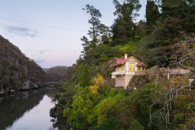 House Esk nehrine doğru katarakt Gorge üzerinde doğal manzaralı