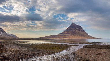 Kirkjufell dağın Grundarfjordur, İzlanda, doğal görünümü
