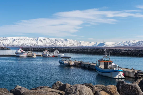 Barcos pesqueros atracados en el muelle del puerto de Saudarkrokur en el fiordo de Skagafjordur, Islandia —  Fotos de Stock
