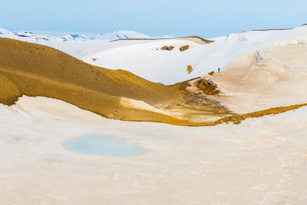 Patches livres de neve revelam solo vulcânico quente em uma área geotérmica — Fotografia de Stock