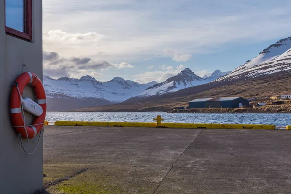 Paisaje cordillerano que rodea un fiordo visto desde el puerto de Stodvarfjordur, Islandia — Foto de Stock