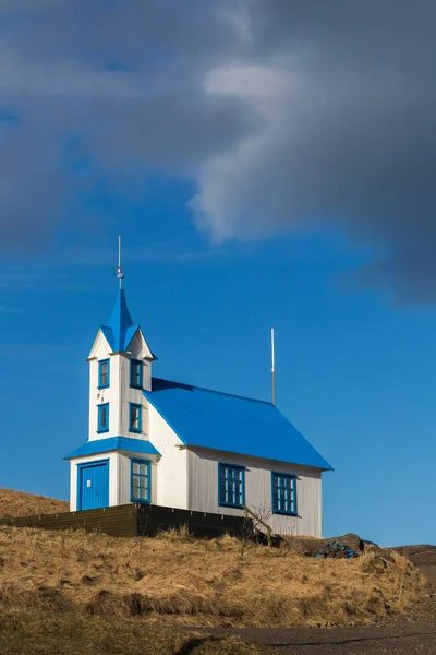 Una iglesia islandesa con poca luz nocturna en un entorno natural — Foto de Stock