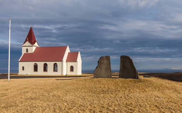 Eglise d'Ingjaldsholl surplombant le paysage côtier de la péninsule de Snaefellsnes, Islande — Photo