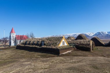 North Iceland'deki / daki turba ile inşa tarihi çim çatılı çiftlik