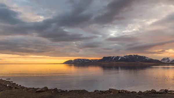 Grundarfjordur 在冰岛海多云落日 — 图库照片