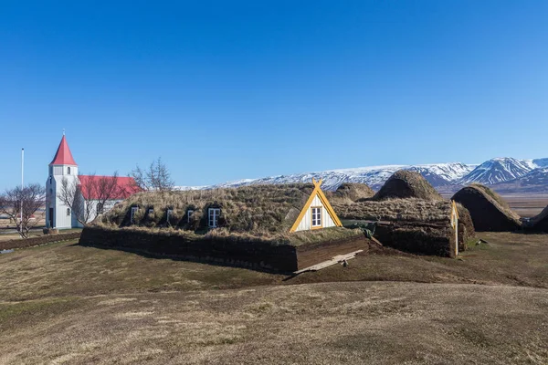 Históricas casas rurales con techo de césped construidas con turba en el norte de Islandia — Foto de Stock