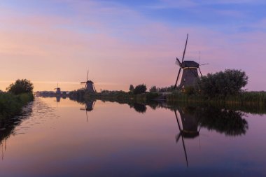 Yel değirmenleri Hollanda akşam gökyüzü karşı kontrast doğal