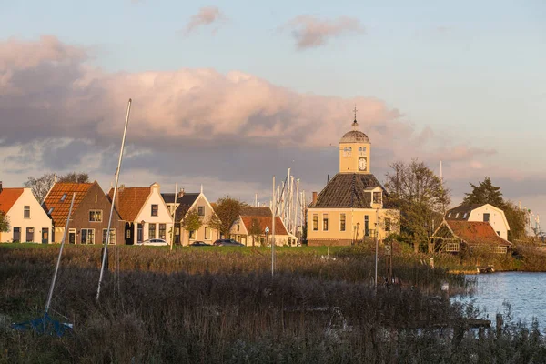 Protestantse kerk in Durgerdam en huizen met uitzicht op de Ijssel — Stockfoto