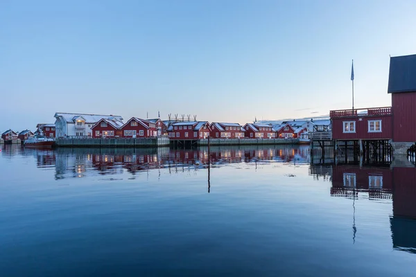 Каюты Rorbuer или рыбаков в Svolvaer, Норвегия — стоковое фото