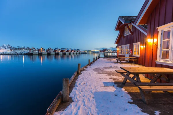 Cabañas de pescadores tradicionales en la orilla del mar en Svolvaer, Lofoten —  Fotos de Stock