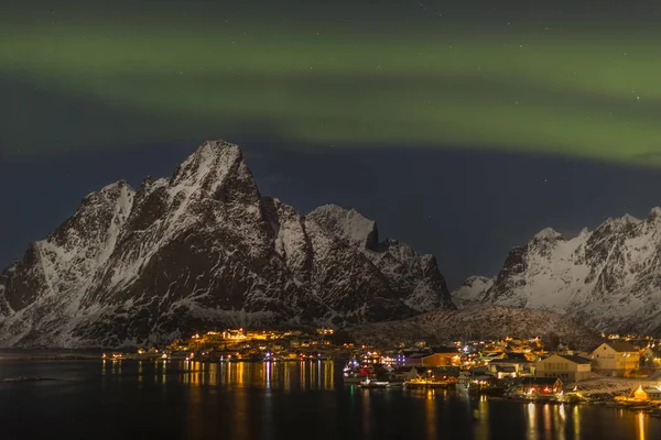 Aurora borealis, aurores boréales au-dessus de Reine, Lofoten — Photo
