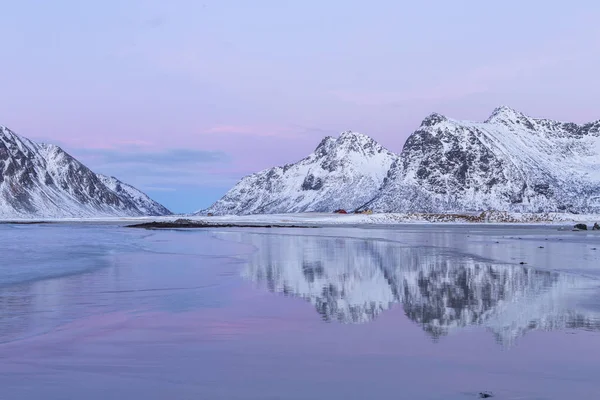 美しい色の空と Skagsanden ビーチで完璧な山の反射 — ストック写真