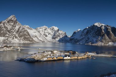 Sakrisoya köyüne rorbuer, dağlar ve fjo ile havadan görünümü