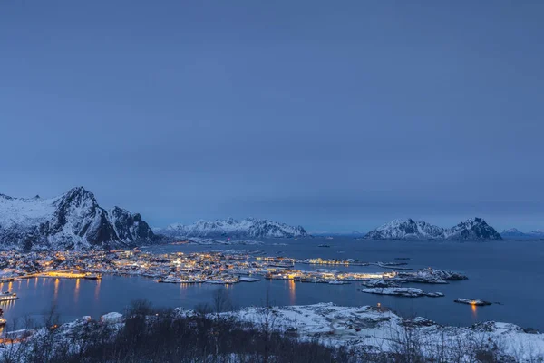 Vue aérienne de Svolvaer au crépuscule du soir — Photo