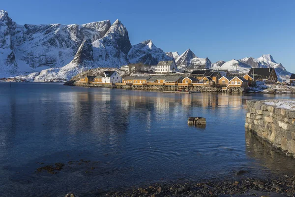 Sakrisoya village avec rorbuer dans les montagnes et au bord de l'eau, Lofot — Photo