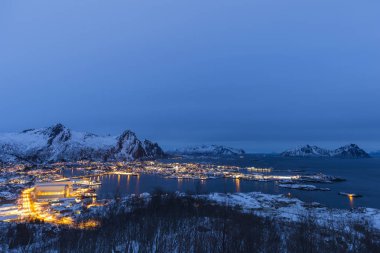 Hava Svolvaer görünümünde akşam alacakaranlık 