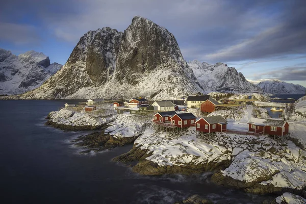 Rorbuer, cabañas sobre pilotes en las rocas de Hamnoy, Lofoten, Norwa —  Fotos de Stock