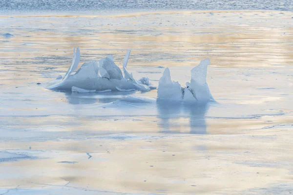 Padrões de quebra de gelo na superfície de um lago congelado, Lofoten Norw — Fotografia de Stock