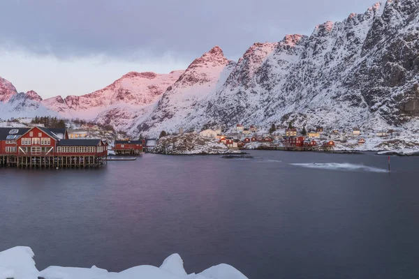 Puerto, rorbuer y montañas nevadas al amanecer en A, Lofoten, No —  Fotos de Stock