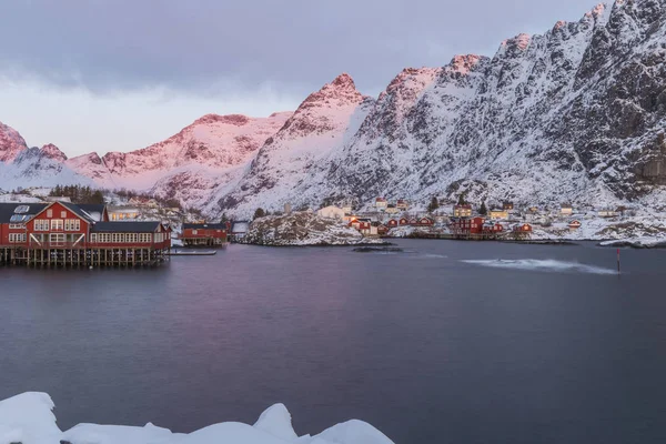 Port, rorbuer et montagnes enneigées au lever du soleil à A, Lofoten, Non — Photo