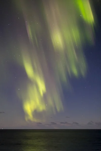 Spectacular aurora borealis. Beautiful northern lights above sea — Stock Photo, Image