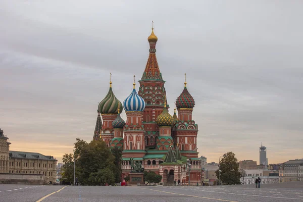 Moskva. Pokrovsky domkyrkan (St. Basil's Cathedral) på Röda torget — Stockfoto