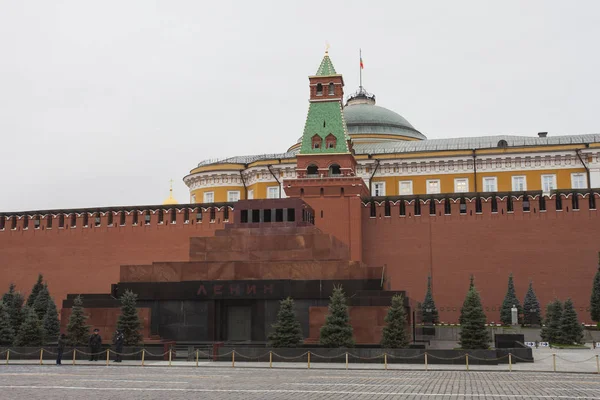 Russland. Moskau. Roter Platz. Blick auf das Mausoleum — Stockfoto