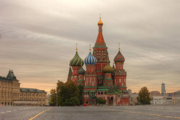 Moskva. Pokrovsky domkyrkan (St. Basil's Cathedral) på Röda torget — Stockfoto