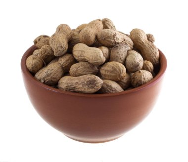 Beyaz bir arka plan üzerinde kahverengi bir kase fıstık