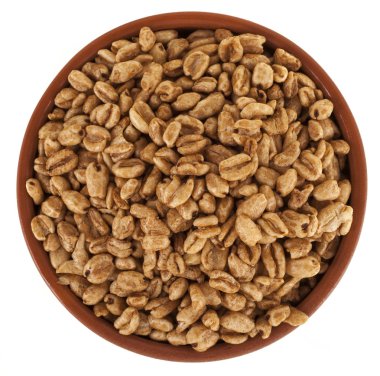 Beyaz bir arka plan üzerinde kahverengi bir kapta bal ile buğday tahıl