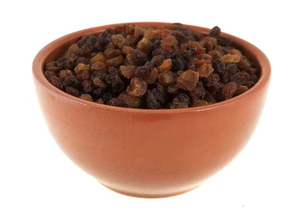 Fermer les raisins secs dans un bol, isolés sur fond blanc — Photo