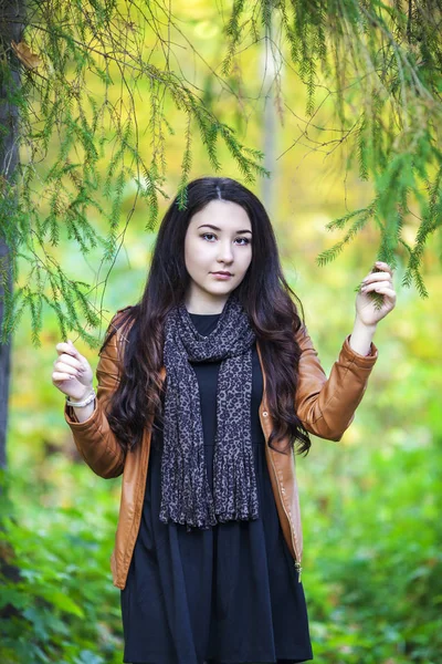Retrato de una hermosa chica rusa en el parque de otoño — Foto de Stock