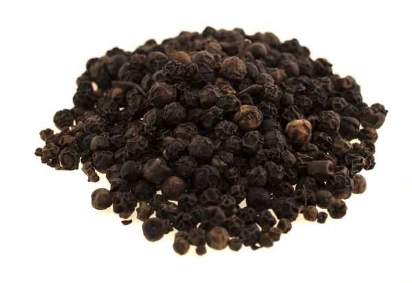 Spice. Zwarte peper op een witte achtergrond — Stockfoto
