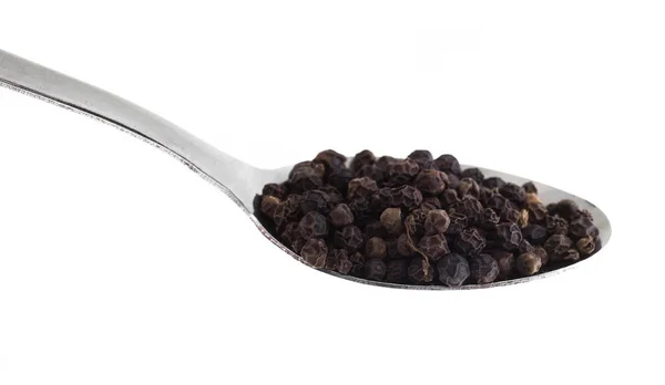 Μπαχαρικό. Μαύρο πιπέρι σε ένα κουταλάκι του γλυκού που απομονώνονται σε λευκό φόντο — Φωτογραφία Αρχείου