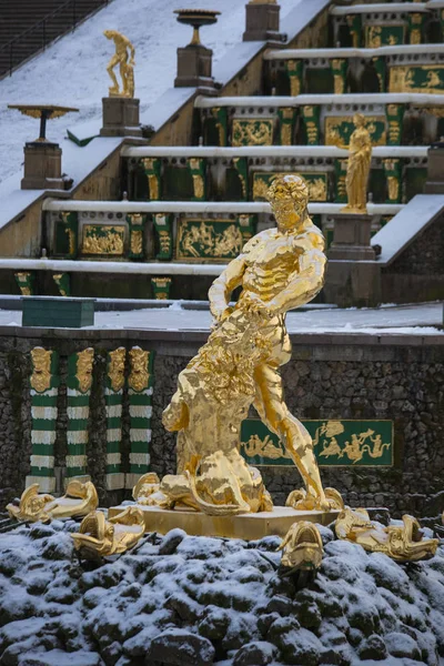 Peterhof. Samson tearing jaws of a lion — Stock Photo, Image