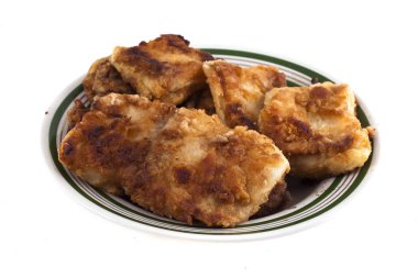 Tabakta kızarmış balık.